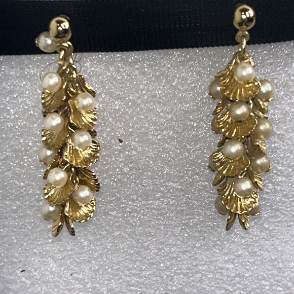 Vintage Avon Clip on Dangle Earrings Gold Plated Pearls on half Shells size 1.5" - Picture 11 of 15